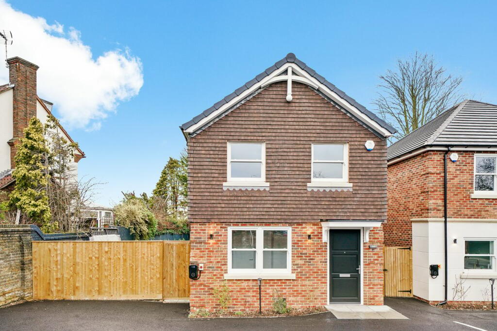 3 bedroom detached house for sale in Riefield Road, Eltham , London, SE9