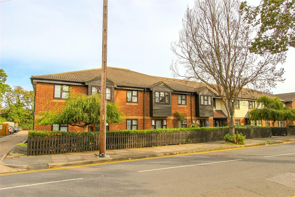 1 bedroom apartment for sale in Manchester Drive, LeighonSea, Essex, SS9