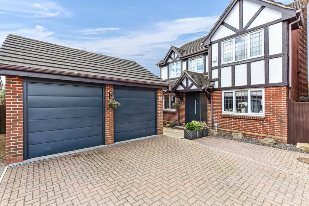 4 bedroom detached house for sale in Burton Close, Wainscott, Rochester