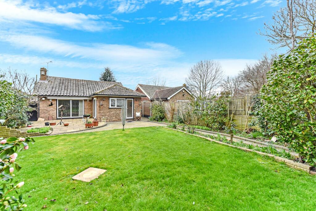 3 bedroom detached bungalow for sale in Town Road, Cliffe Woods