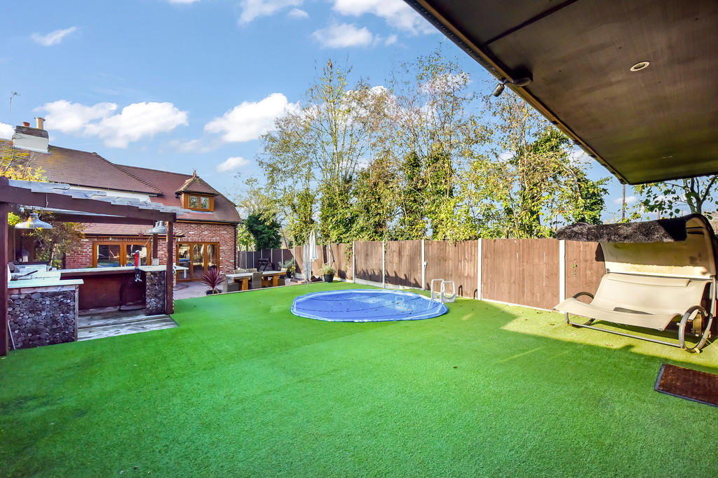 3 bedroom semidetached house for sale in Bushey Close, Boughtonunder