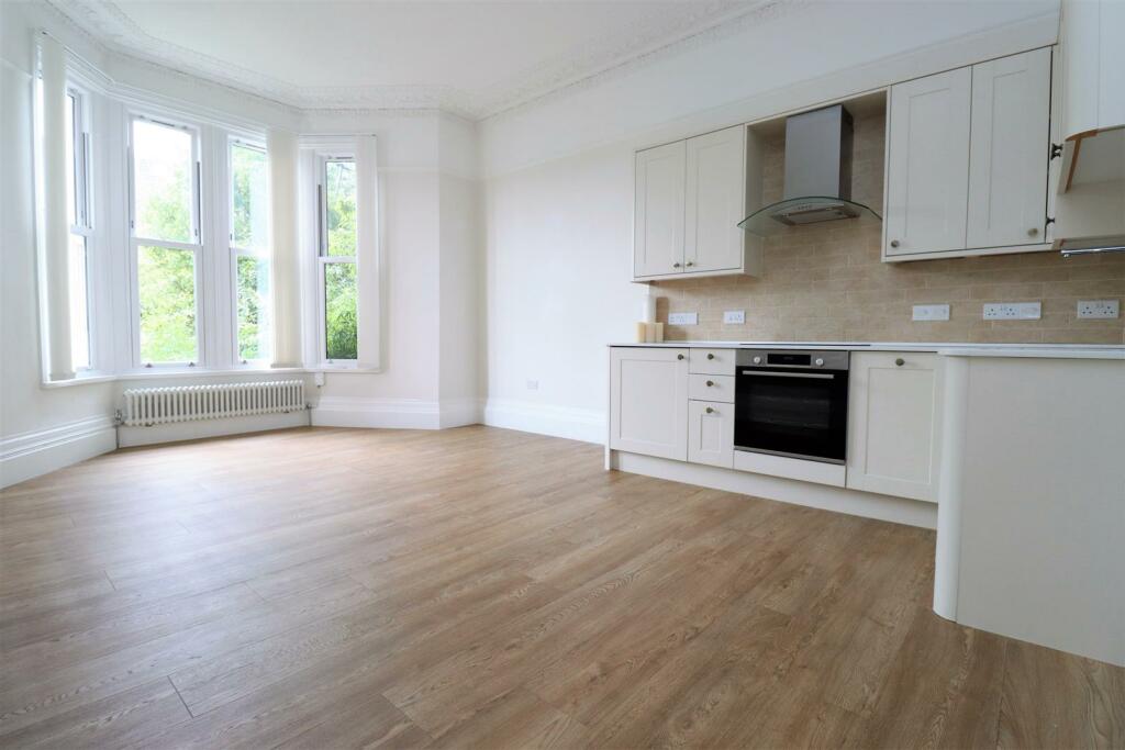 3 bedroom apartment for sale in Situated between Clevedon Seafront