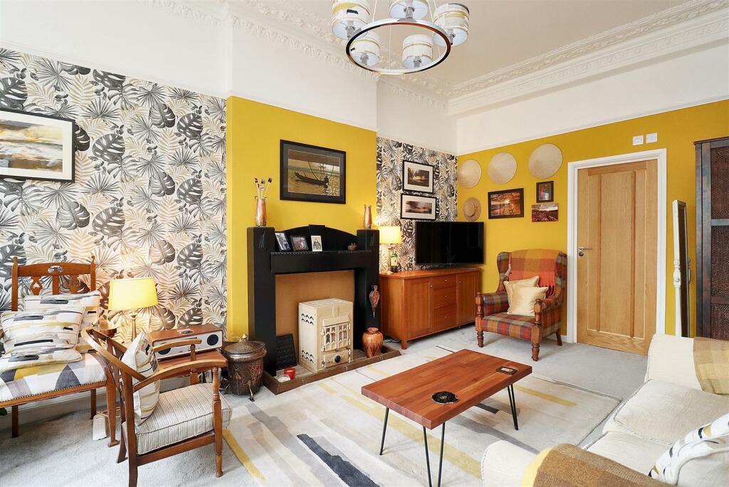 Additional property image - Victorian apartment located along Marine Parade