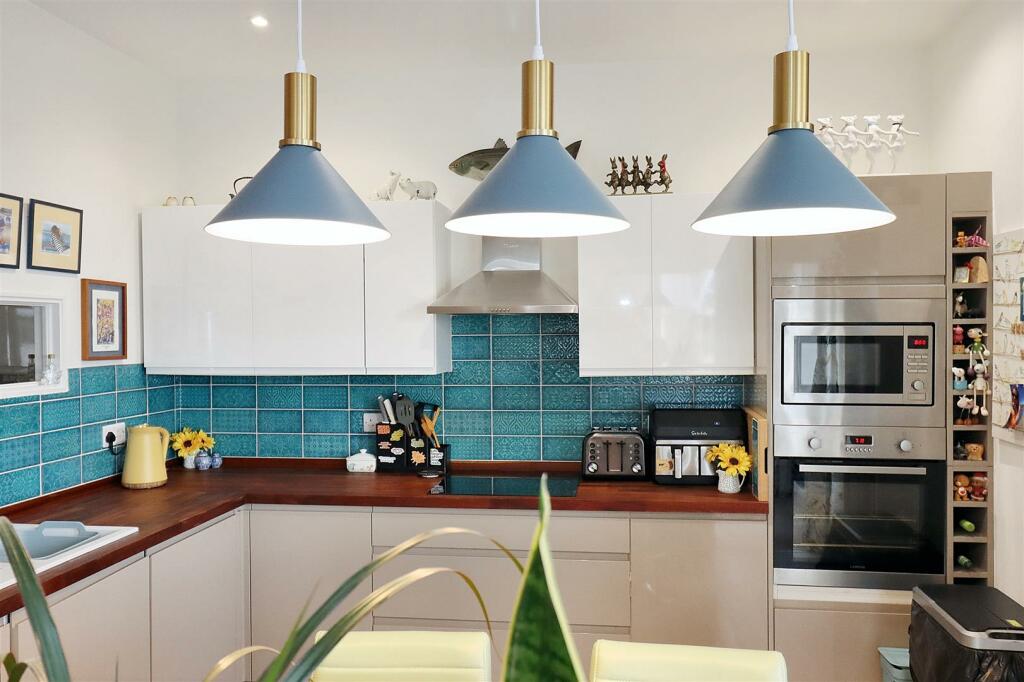 Additional property image - Victorian apartment located along Marine Parade