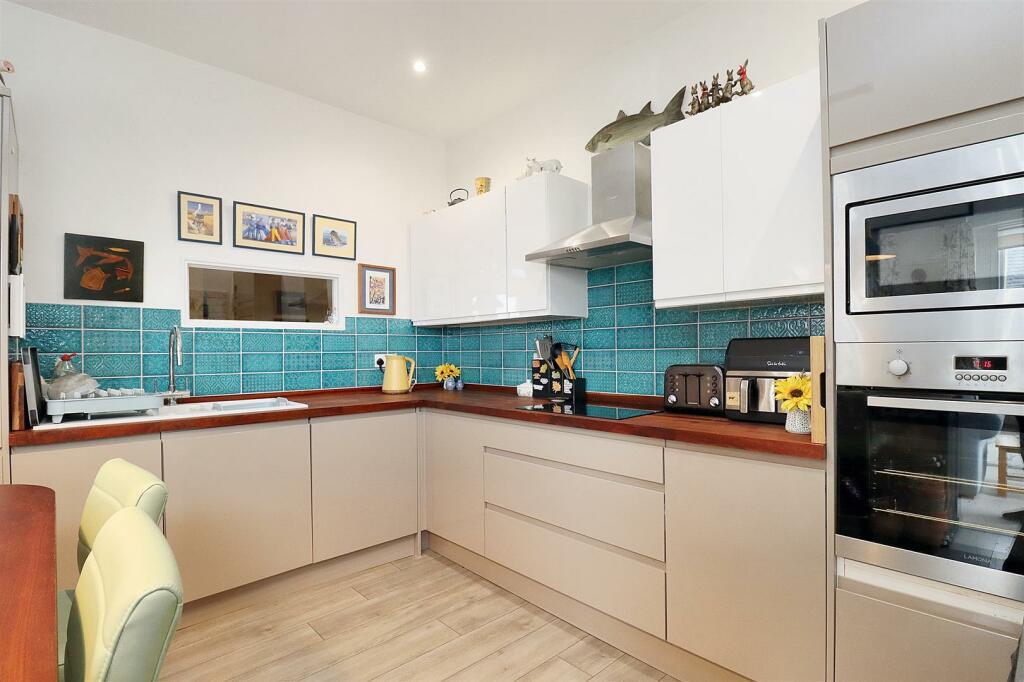 Additional property image - Victorian apartment located along Marine Parade