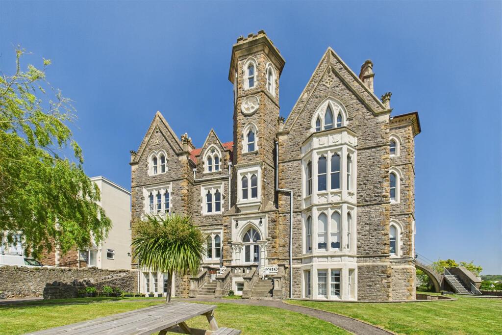 Main image of property: Prestigous apartment in landmark Upper Clevedon building