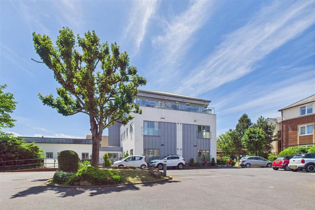 Main image of property: Modern ground-floor flat in central Clevedon