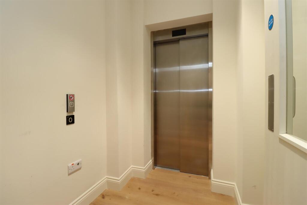 Additional property image - Modern luxury in a prestigious coastal location