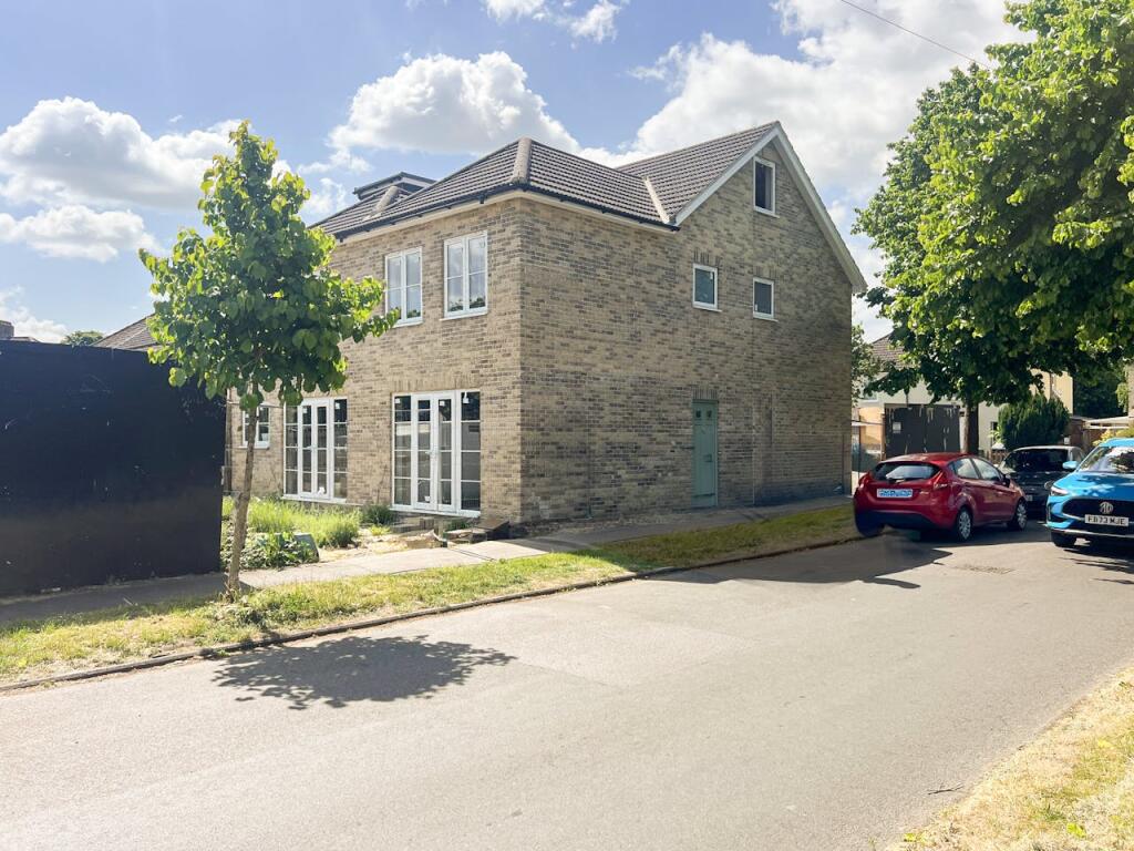Main image of property: 32 & 32B Ramsden Square, Cambridge, CB4 2BJ