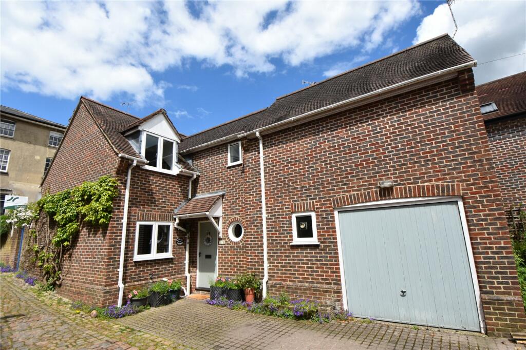 3 bedroom detached house for sale in Alma Place, High Street