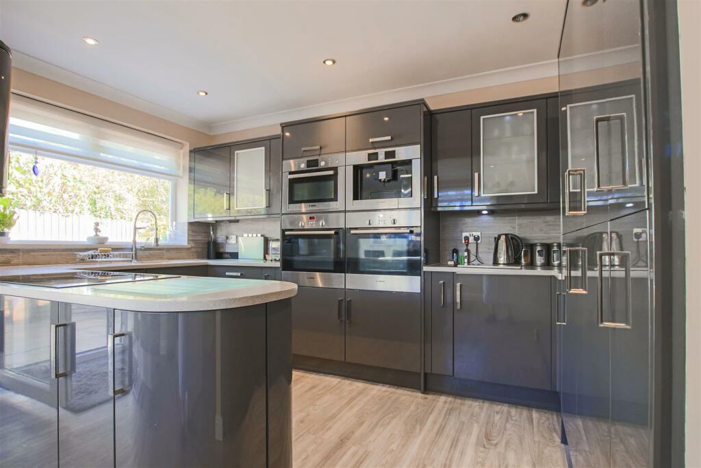 5 bedroom detached bungalow for sale in Links View, Rochdale, OL11