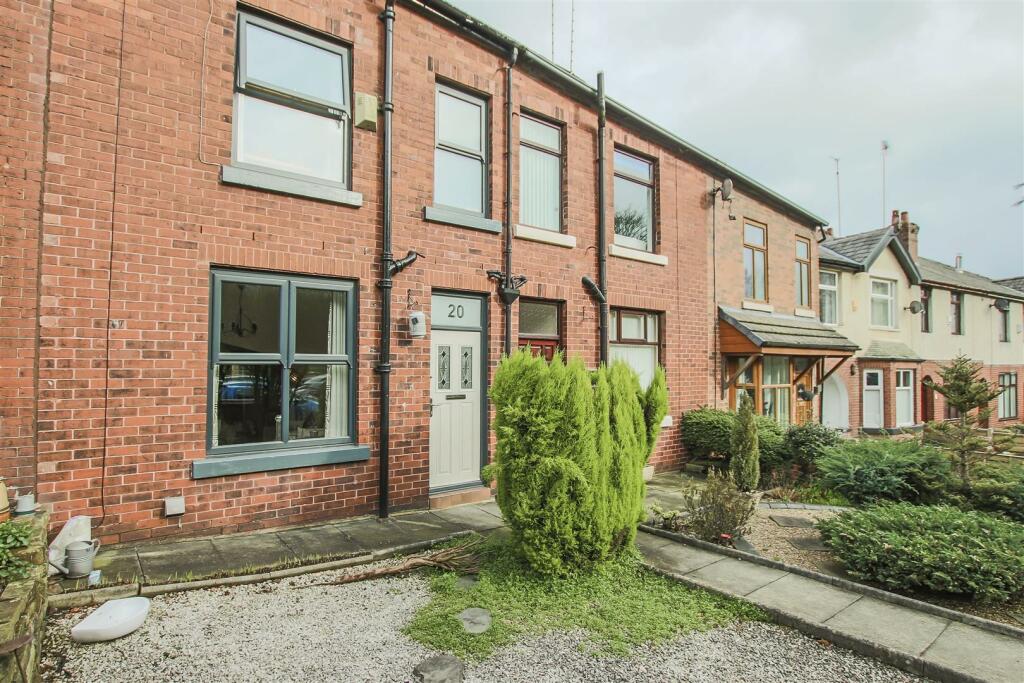 4 bedroom terraced house for sale in Edenfield Road, Rochdale, OL11