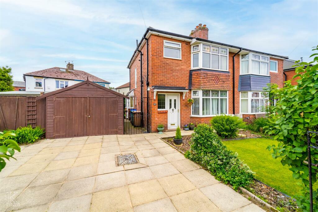 3 bedroom semidetached house for sale in Sedgley Avenue, Rochdale, OL16