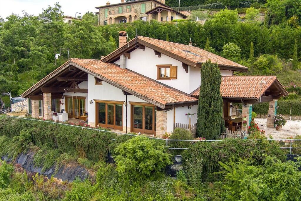 Main image of property: Tuoro sul Trasimeno, Perugia, Umbria