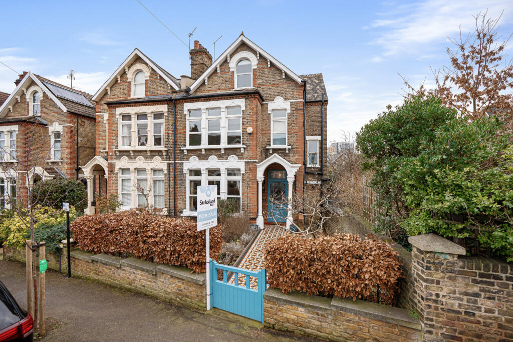 6 bedroom end of terrace house for sale in Shell Road, London, SE13