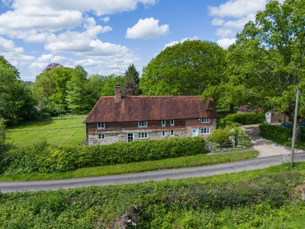 3 bedroom detached house for sale in Perrymans Lane, Furners Green