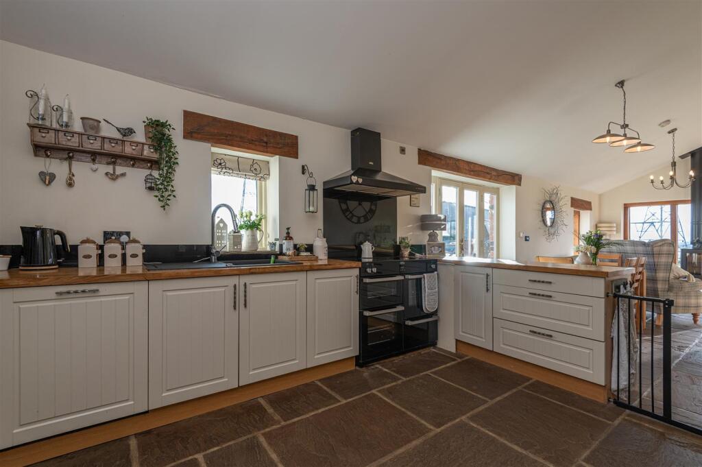 Additional property image - Latham Lane, Gomersal, Cleckheaton