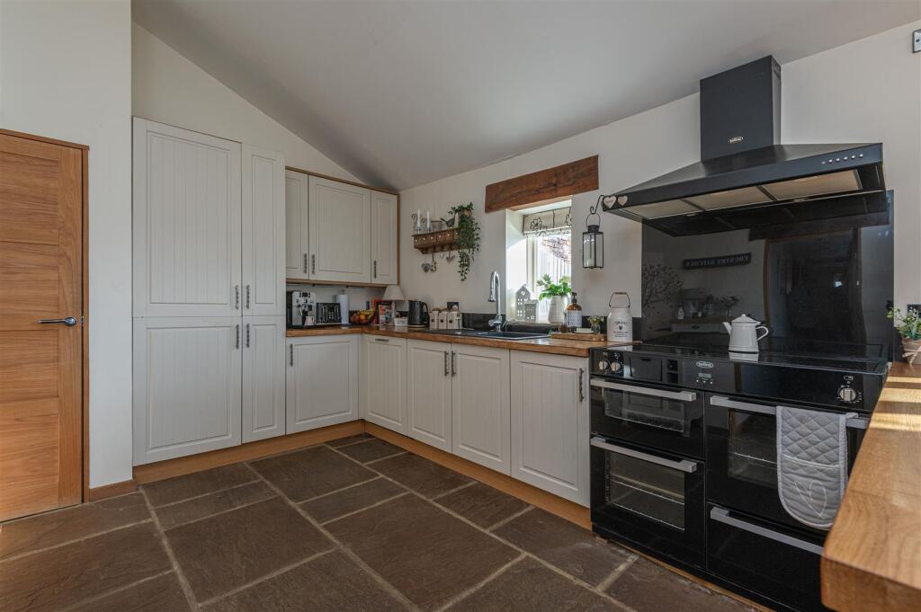 Additional property image - Latham Lane, Gomersal, Cleckheaton