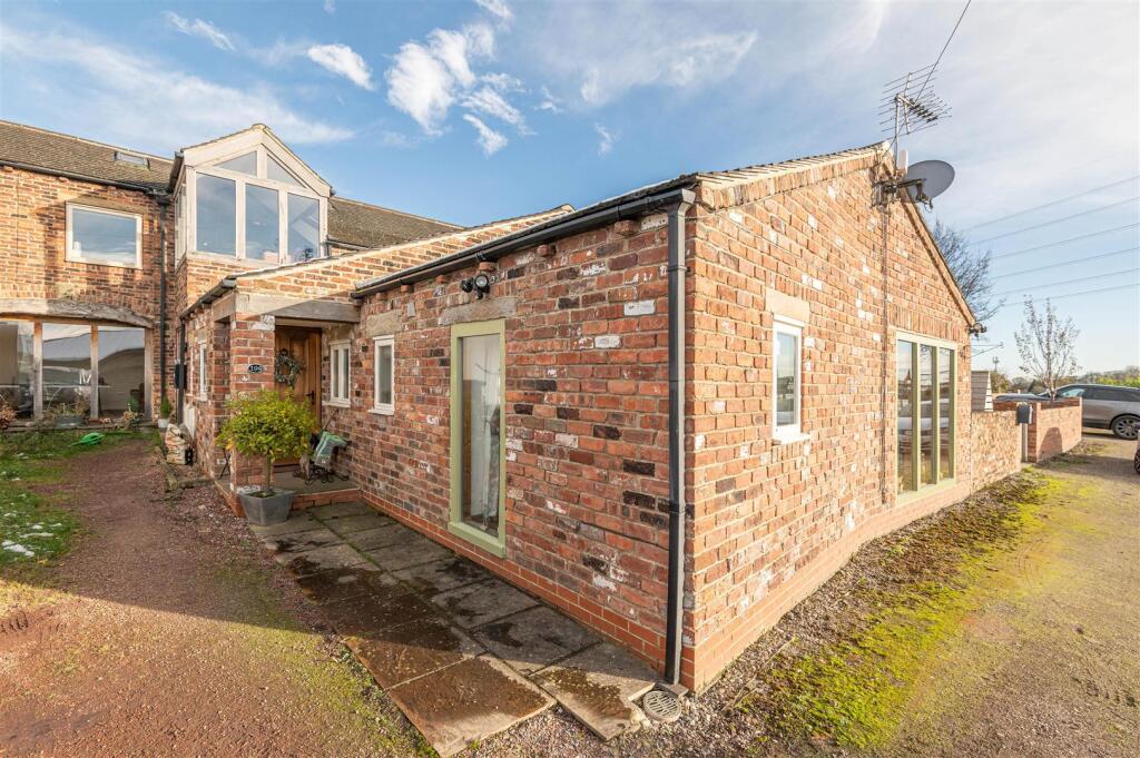 Additional property image - Latham Lane, Gomersal, Cleckheaton