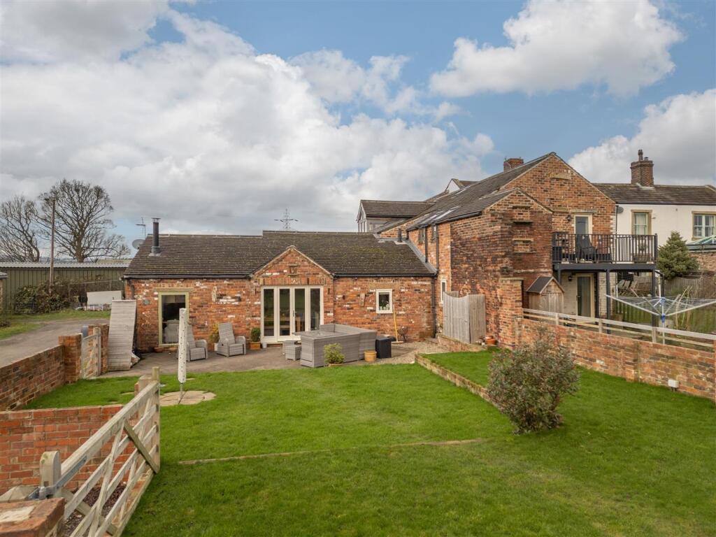 Additional property image - Latham Lane, Gomersal, Cleckheaton