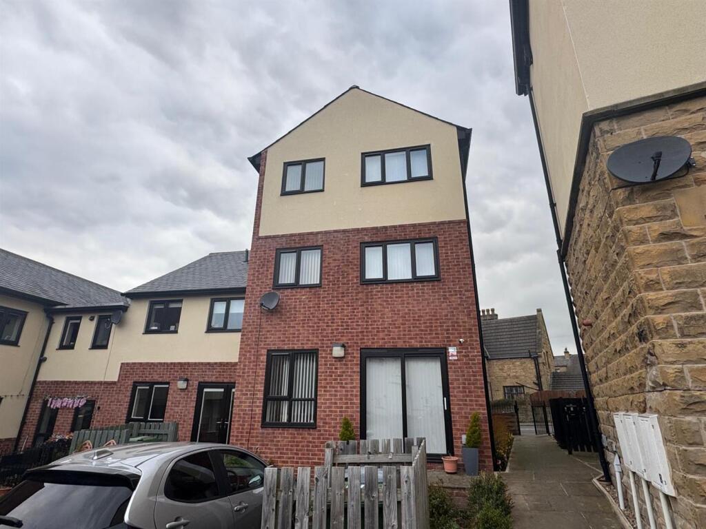 Main image of property: Kirkgate, Birstall, Batley