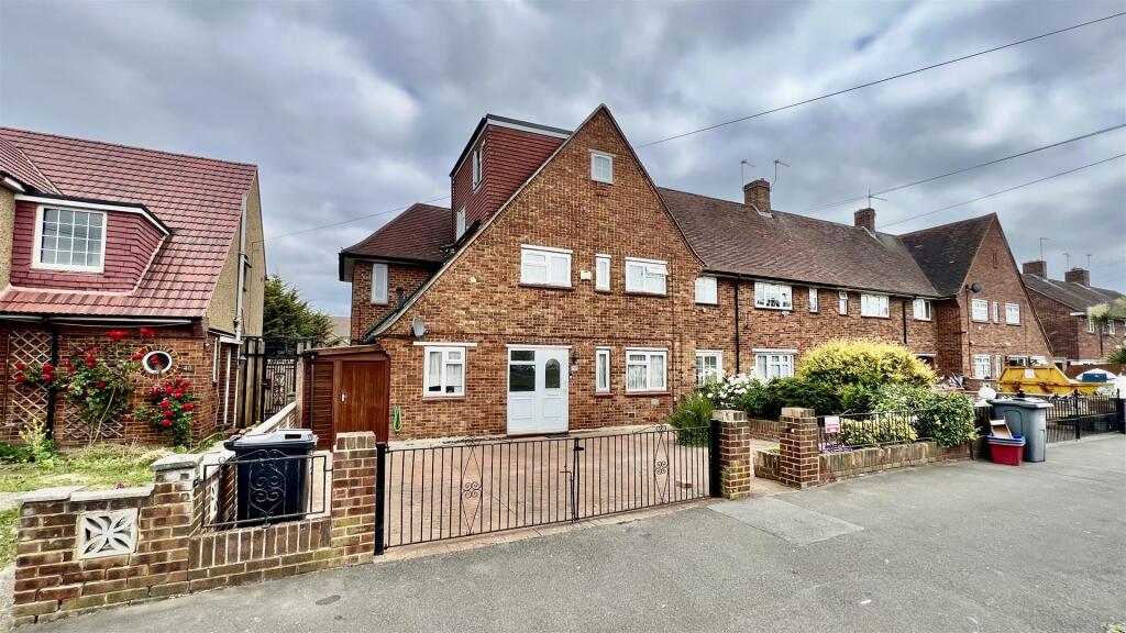 5 bedroom end of terrace house