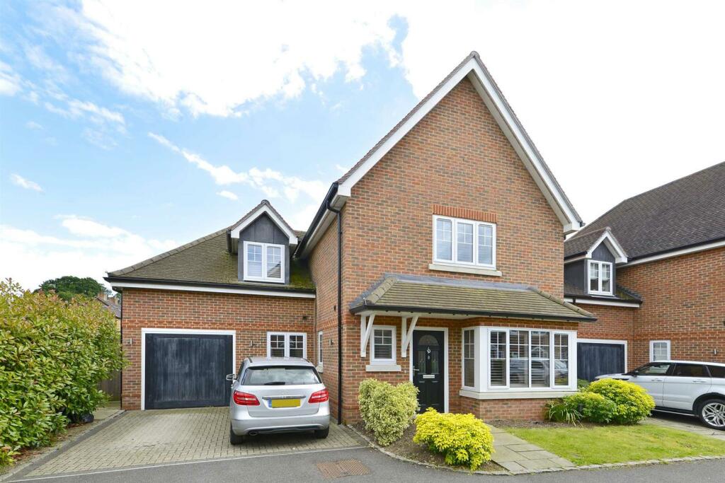 4 bedroom detached house for sale in Alder Grove, Chilworth, Guildford, GU4
