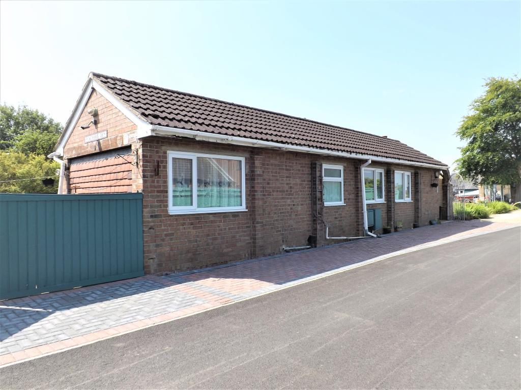 6 bedroom detached house for sale in Fen Road, Holbeach Large Family Home 4 Bed House & 2 Bed