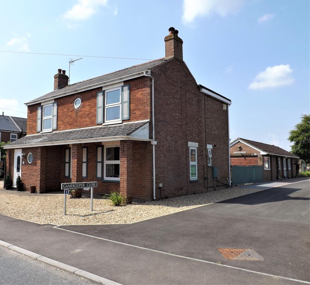 6 bedroom detached house for sale in Fen Road, Holbeach Large Family Home 4 Bed House & 2 Bed
