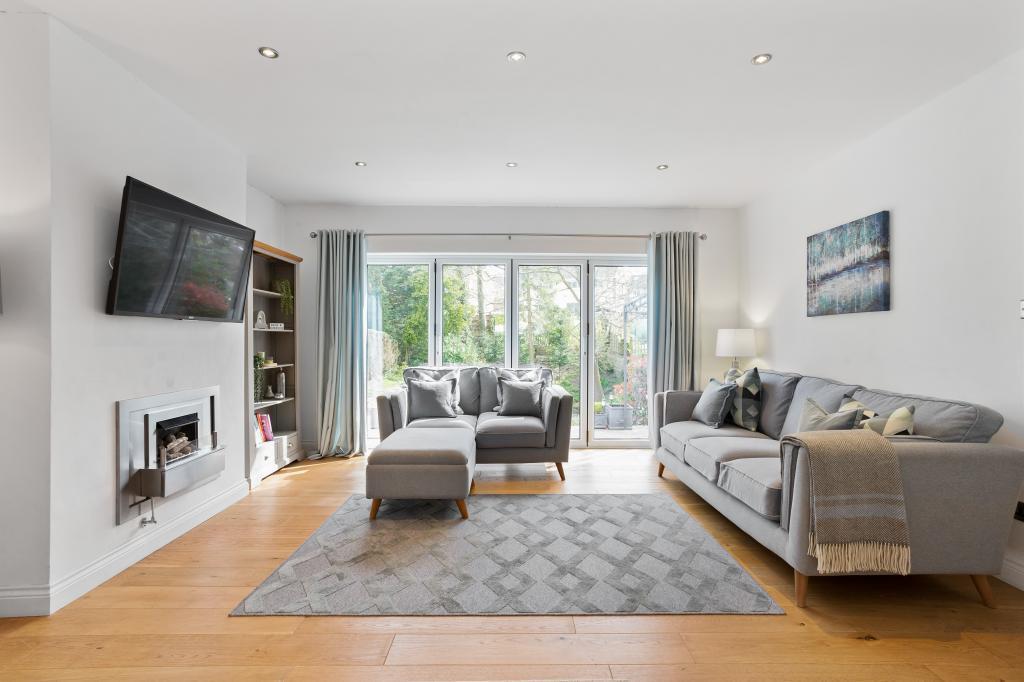 4 bedroom detached house for sale in Hartlebury Way, Charlton Kings