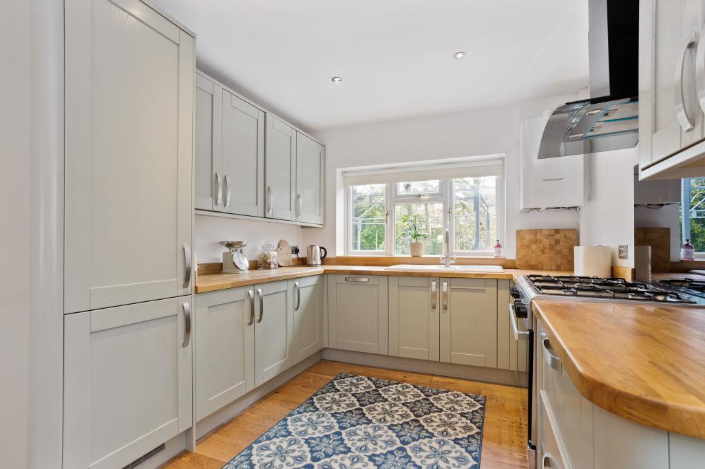 4 bedroom detached house for sale in Hartlebury Way, Charlton Kings