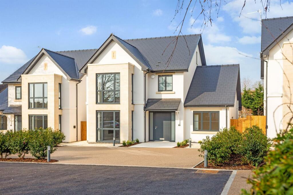 5 bedroom detached house for sale in Walnut Close, Pittville, Cheltenham, GL52