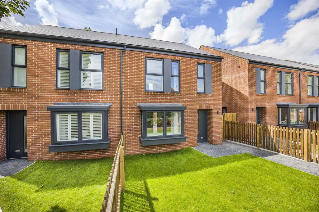 3 bedroom semidetached house for sale in Haywards Road, Charlton Kings