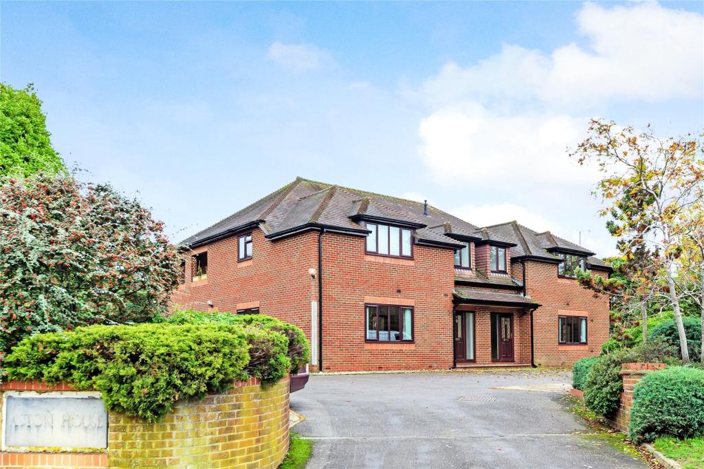 1 bedroom flat for sale in Portsmouth Road, Ripley, Surrey, GU23