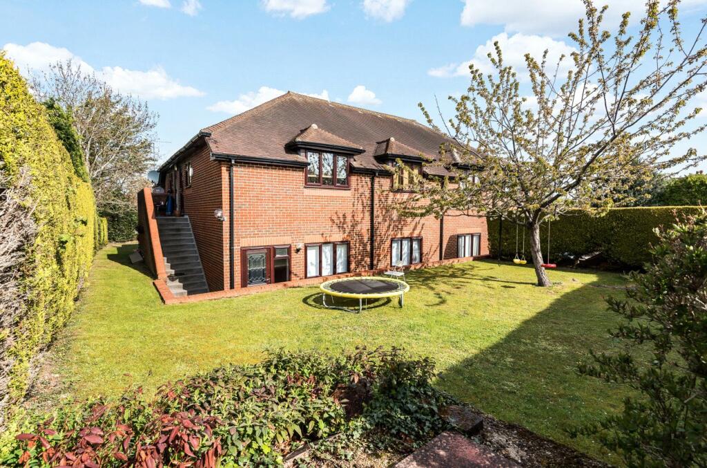 1 bedroom flat for sale in Portsmouth Road, Ripley, Surrey, GU23