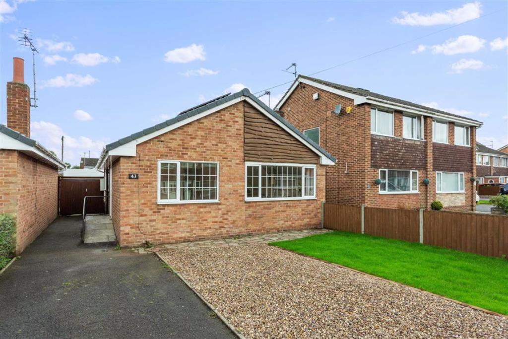 2 bedroom detached bungalow for sale in Fairham Road, Stretton, Burton