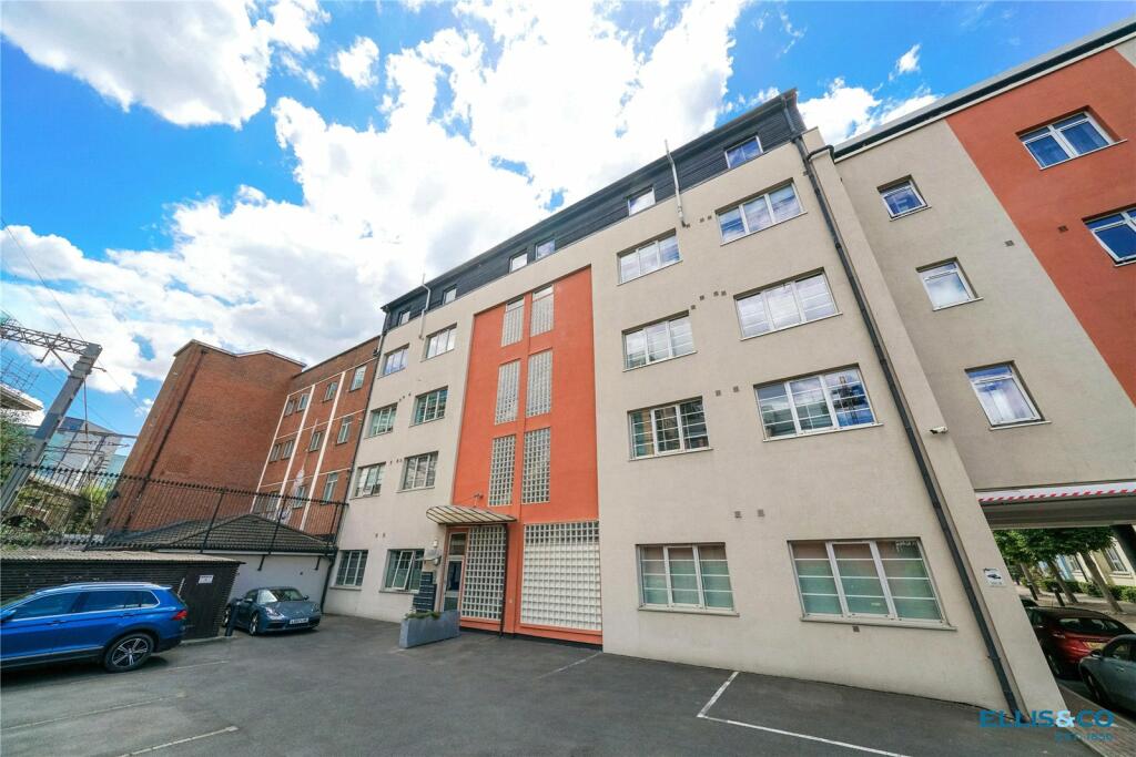 2 bedroom penthouse for rent in Sunlight Square, London, E2