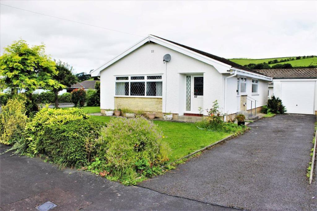 3 bedroom detached bungalow for sale in Ger Y Llan, Penrhyncoch
