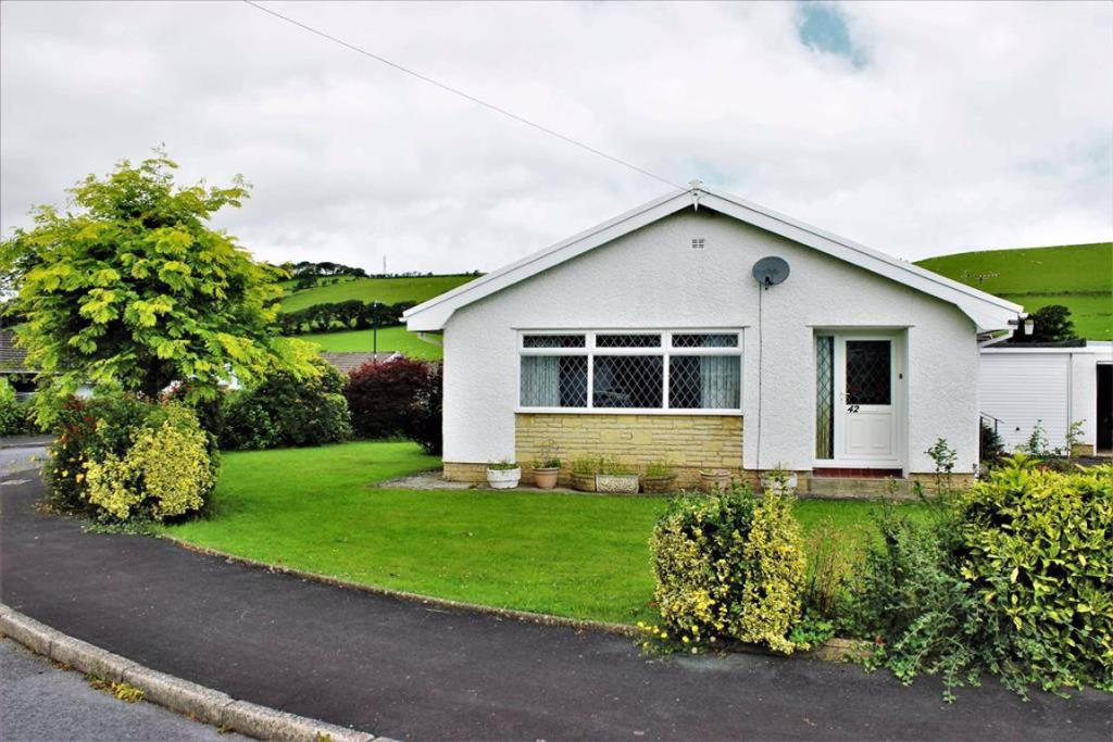 3 bedroom detached bungalow for sale in Ger Y Llan, Penrhyncoch
