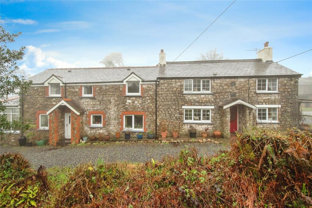 6 bedroom detached house for sale in Heol Ddu, Ammanford