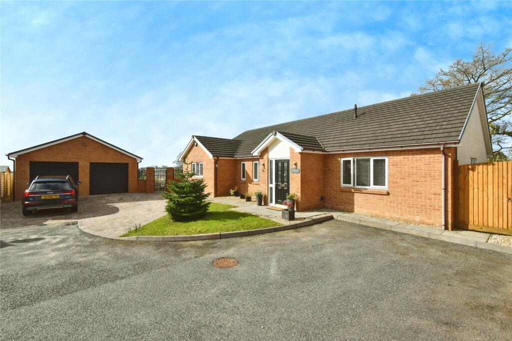 4 bedroom bungalow for sale in Ffordd Werdd, Gorslas, Llanelli