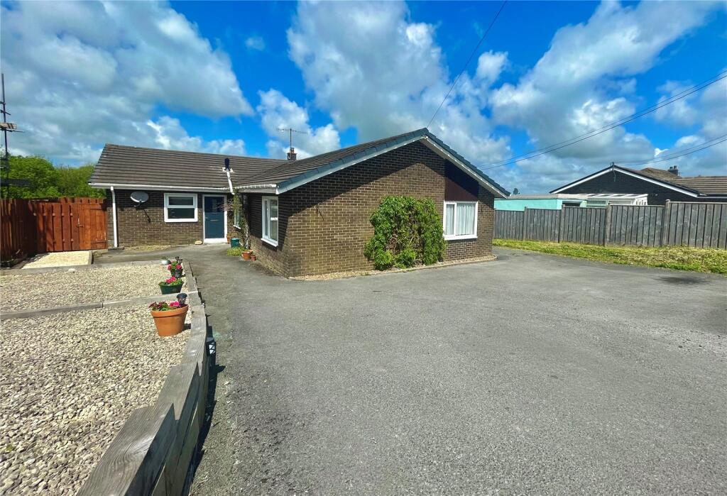 4 bedroom detached house for sale in Castell Newydd Emlyn, Newcastle