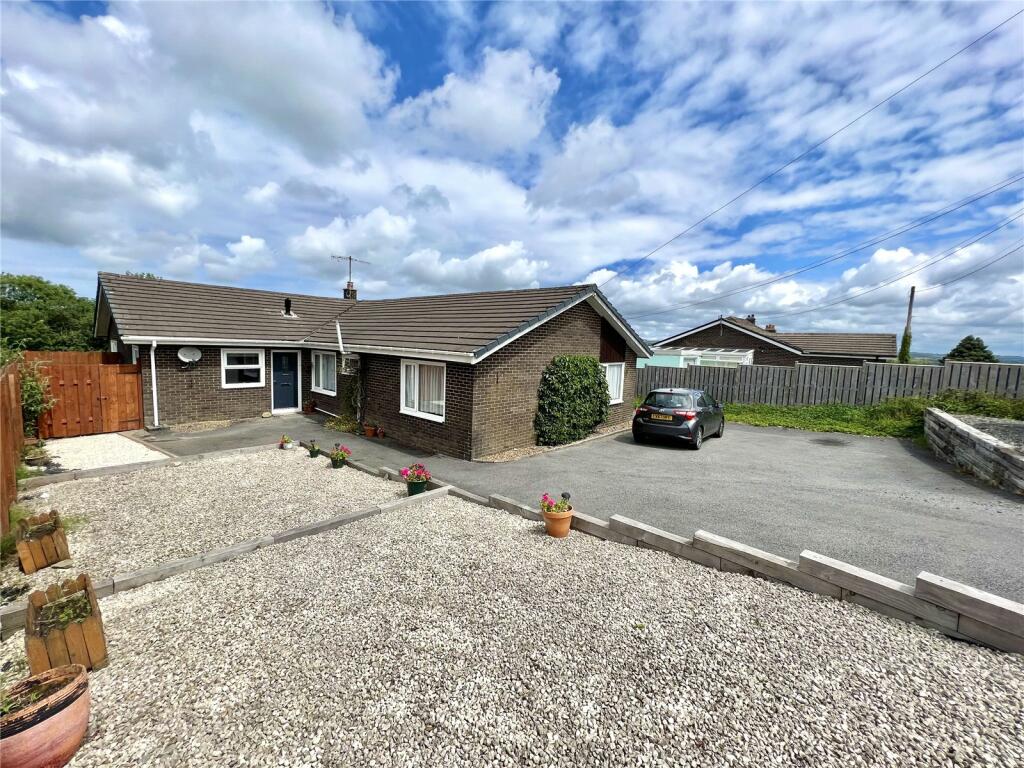4 bedroom detached house for sale in Castell Newydd Emlyn, Newcastle