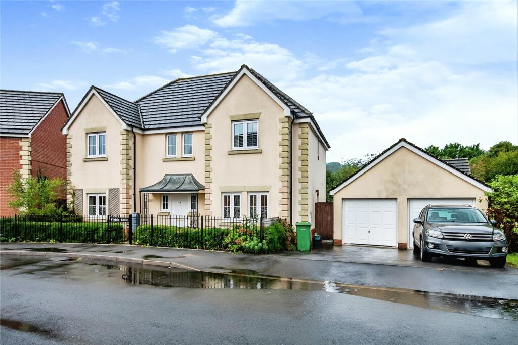 4 bedroom detached house for sale in Llwyn Yr Eos, Carmarthen