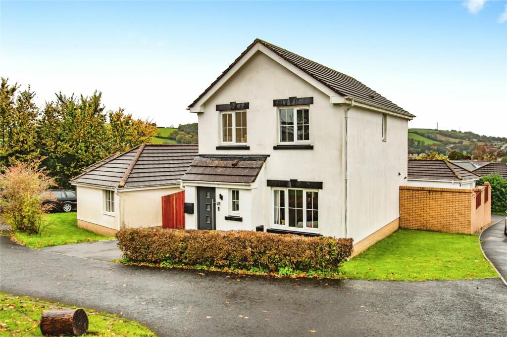 3 bedroom detached house for sale in Maes Y Wennol, Carmarthen