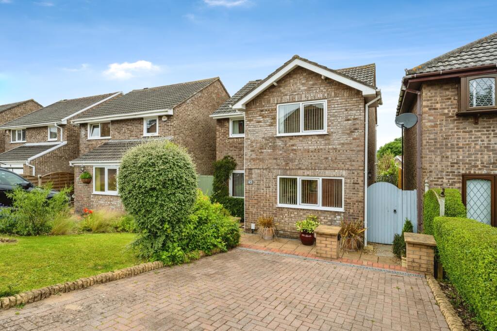 3 bedroom detached house for sale in Glanymor Park Drive, Glanymor Park