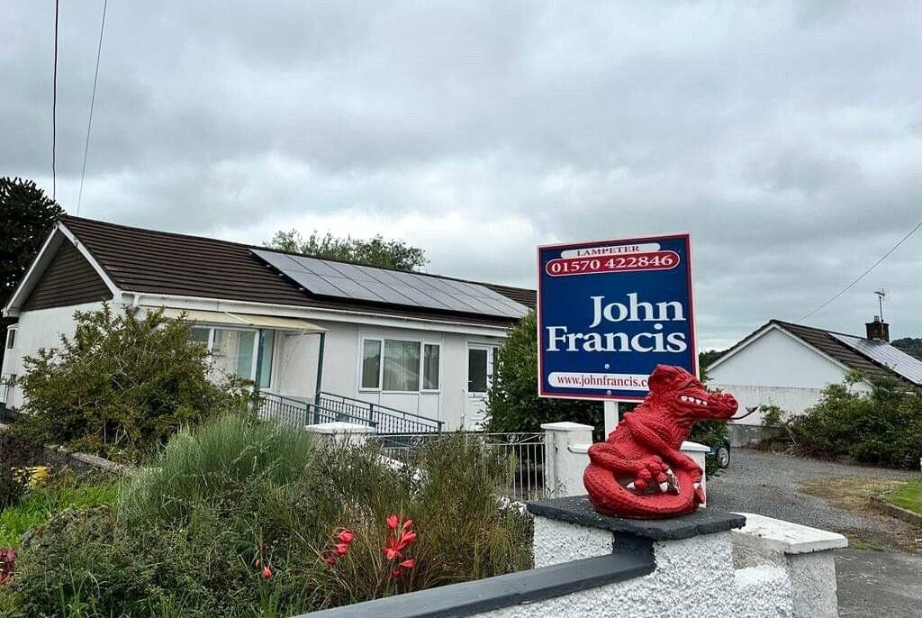 3 bedroom bungalow for sale in Henllan, Llandysul, Ceredigion, SA44