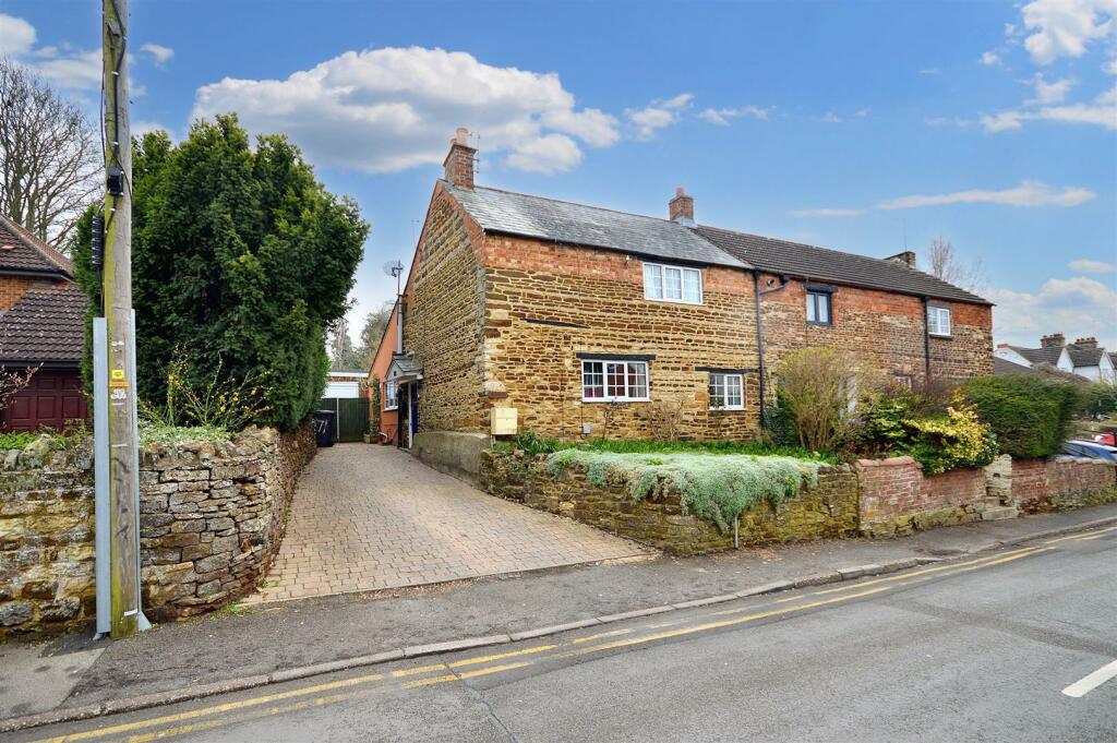 2 bedroom cottage for rent in Water Lane, Wootton, NN4