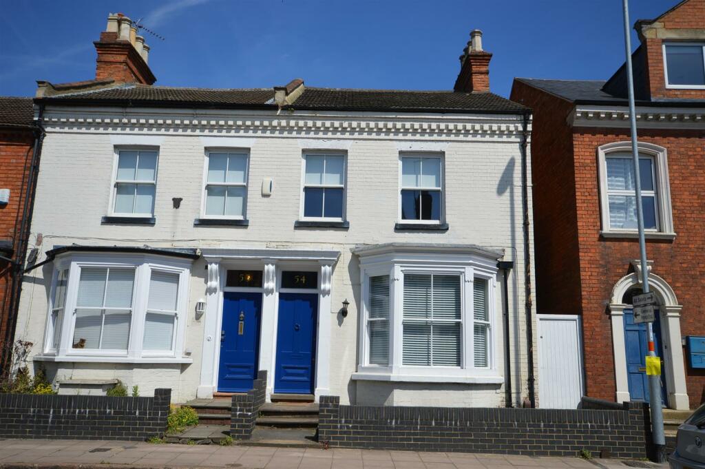 3 bedroom semi-detached house for rent in York Road, Abington, NN1