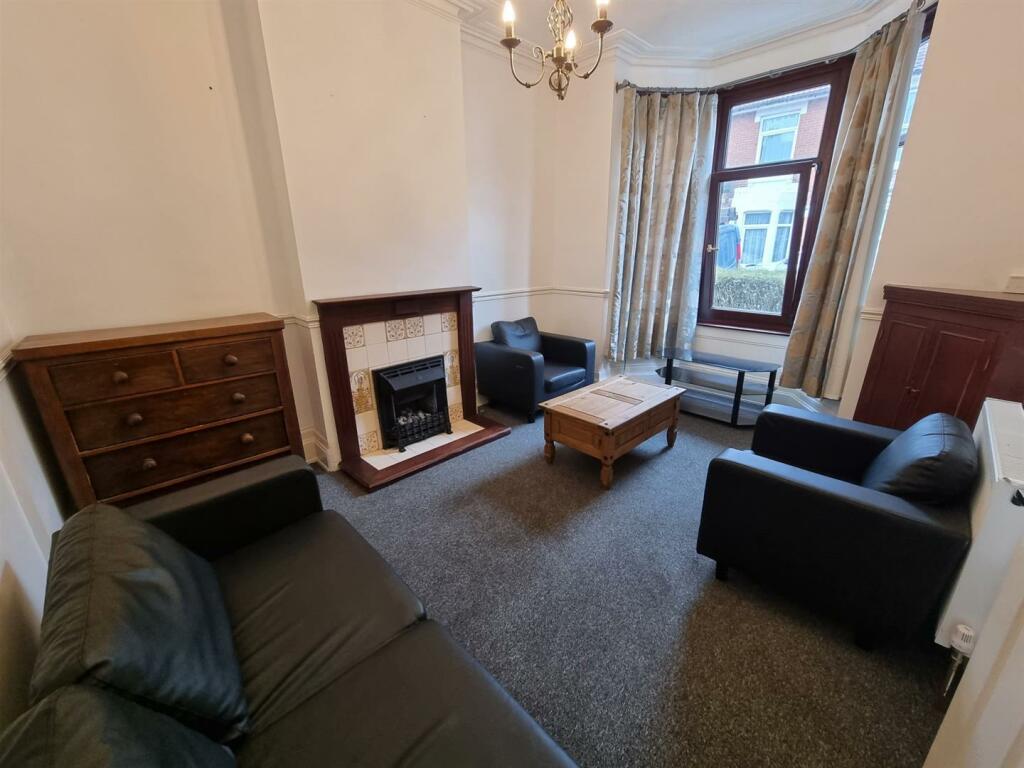 3 bedroom terraced house for rent in Playfair Road, PO5